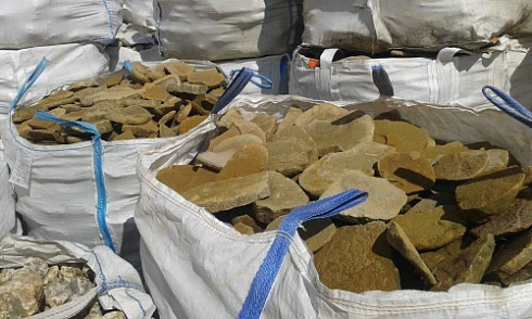 Kamenclub.ru: Песчаник колотый для облицовки (фр. 2-3 см)  купить в Туле песчаник бежевый серый рыжий песчаник строительный 5000 руб/т   фото КАМЕНЬ КЛУБ