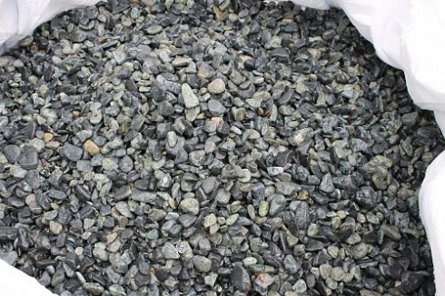 Kamenclub.ru: Щебень галтованный зеленый (змеевик) фр. 20-40 мм.  купить в Туле мрамор зеленый, салатовый оголтованный щебень мраморный 12500 руб/т   фото КАМЕНЬ КЛУБ