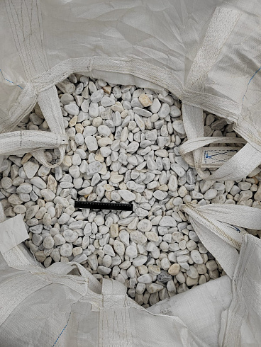 Kamenclub.ru: Мраморная крошка (щебень галтованный белый) фр.40-70 мм.  купить в Туле мрамор белый молочный айвори окатанный округлый природный камень 17000 руб/т   фото КАМЕНЬ КЛУБ