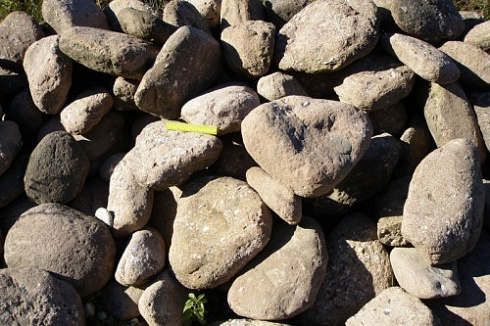 Kamenclub.ru: Конгломераты фр. 300-1000 мм.  купить в Туле кварц мрамор диабаз коричневый, серый зеленоватый речной валун крупный 6500 руб/т   фото КАМЕНЬ КЛУБ