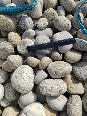 Kamenclub.ru: Галька речная окат (серо-белая) фр. 70-120 мм купить  в Туле галька галечник бело-серая, серо-белая, серая, белая речная природная галька  8000 руб/т   фото КАМЕНЬ КЛУБ