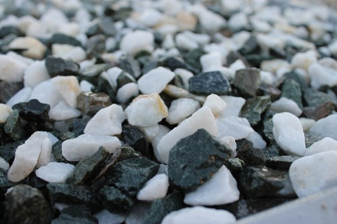 Kamenclub.ru: Мраморная крошка (щебень крошка микс: белый-зеленый) фр. 10-20 мм.  купить в Туле мрамор белый, зеленый каменная ландшафтная декоративная крошка щебня 9500 руб/т   фото КАМЕНЬ КЛУБ