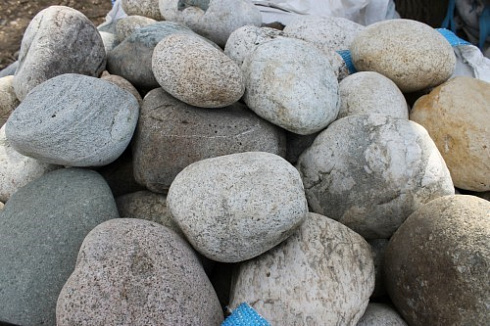 Kamenclub.ru: Речной валун (Ассорти) фр.100-300 мм.  купить в Туле галечник серый, темно-серый, светло-серый речная галька крупных размеров 4200 руб/т   фото КАМЕНЬ КЛУБ