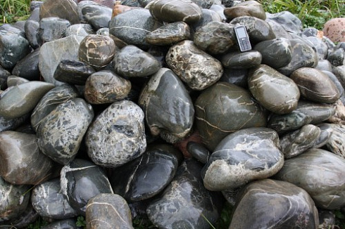 Kamenclub.ru: Валунчик Паутинник фр.100-300 мм  купить в Туле крупный природный камень галечник темно-серый с прожилками белый черный речной валунчик 5000 руб/т   фото КАМЕНЬ КЛУБ