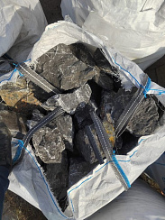 Kamenclub.ru: Черный мрамор скальник фр. 100-500 мм.  купить в Туле мрамор черный белый серый крупный колотый валун ландшафтный 8500 руб/т   фото КАМЕНЬ КЛУБ