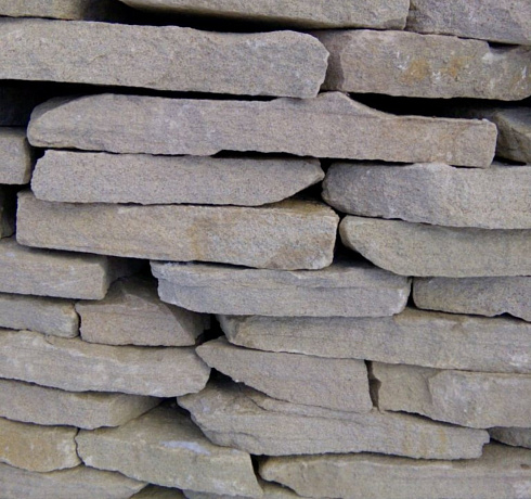 Kamenclub.ru: Песчаник пластушка светло-серый (2,0 см)  купить в Туле плитняк- ластушка светло-серый, серый рваный ландшафтный плитняк колотый 13800 руб/м3   фото КАМЕНЬ КЛУБ