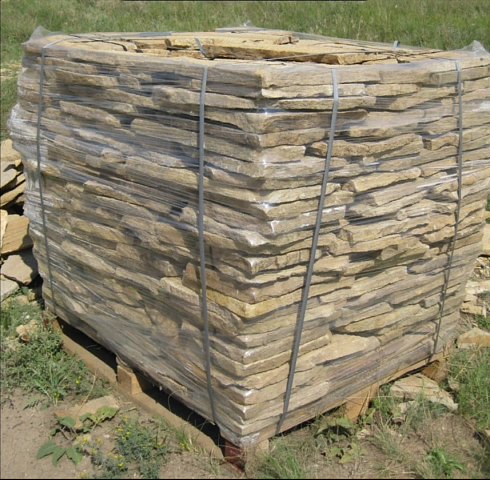 Kamenclub.ru: Песчаник пластушка желтый с рисунком (3 см)  купить в Туле песчаник желтый с рисунком, рыжий, желтый песчаник пластушка ландшафтная рваная 8 500 руб/м3   фото КАМЕНЬ КЛУБ