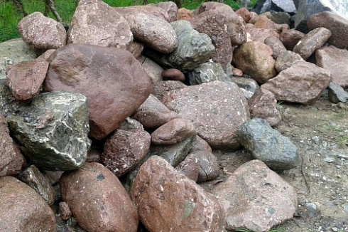 Kamenclub.ru: Конгломераты фр. 300-1000 мм.  купить в Туле кварц мрамор диабаз коричневый, серый зеленоватый речной валун крупный 6500 руб/т   фото КАМЕНЬ КЛУБ