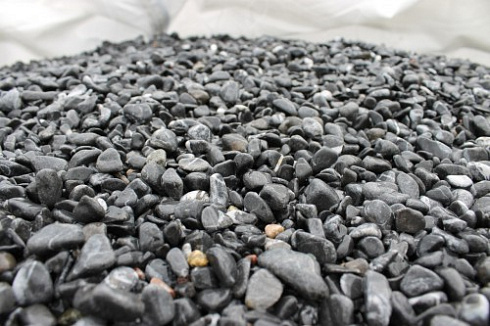 Kamenclub.ru: Щебень галтованный черный (мрамор) фр.10-20 мм.  купить в Туле мрамор черный с белыми прожилками, черный, белый окатанный округлый ландшафтный декоративный щебень 15000 руб/т   фото КАМЕНЬ КЛУБ