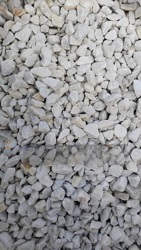 Kamenclub.ru: Мраморная крошка, щебень, цвет-белый, фр. 10-20 мм.  купить в Туле мрамор белый, молочный айвори каменная ландшафтная декоративная крошка шебня 12000 руб/т   фото КАМЕНЬ КЛУБ