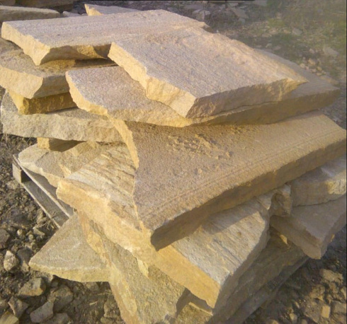 Kamenclub.ru: Форматный камень (плаха) пошаговая дорожка от 70-150 см (4 -12 см)  купить в Туле плитняк  форматный плаха желтый песчаник 9 000 руб/т   фото КАМЕНЬ КЛУБ