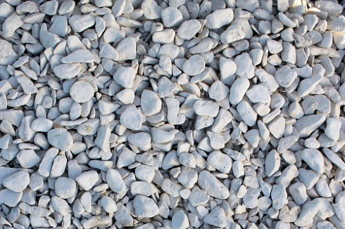 Kamenclub.ru: Щебень галтованный белый (мрамор) фр.5-10 мм.  купить в Туле мрамор белый, айвори, молочный каменная мраморная декоративная ландшафтная крошка 17000 руб/т   фото КАМЕНЬ КЛУБ