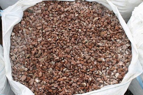 Kamenclub.ru: Мраморная крошка (щебень крошка розовый) фр. 20-40 мм.  купить в Туле мрамор розовый, красный мраморная крошка декоративная 11000 руб/т   фото КАМЕНЬ КЛУБ