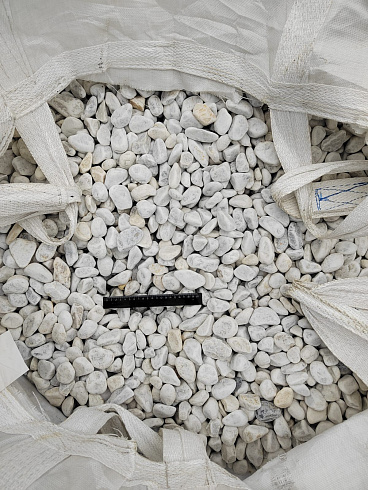 Kamenclub.ru: Мраморная крошка (щебень галтованный белый) фр.40-70 мм.  купить в Туле мрамор белый молочный айвори окатанный округлый природный камень 17000 руб/т   фото КАМЕНЬ КЛУБ