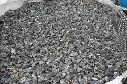 Kamenclub.ru: Щебень крошка черный (мрамор) фр. 20-40 мм.  купить в Туле мрамор черный с белыми прожилками мраморная каменная крошка 11000 руб/т   фото КАМЕНЬ КЛУБ