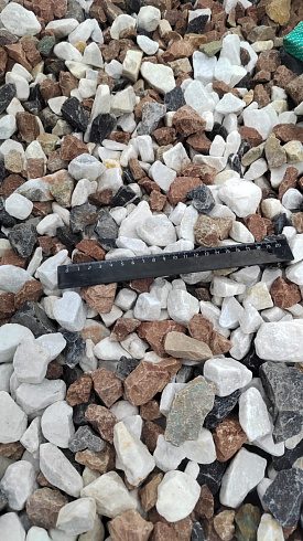 Kamenclub.ru: Мраморная крошка (щебень крошка микс : белый-черный-розовый) фр. 20-40 мм.  купить в Туле мрамор белый, черный, розовый декоративная ландшафтная крошка 12000 руб/т   фото КАМЕНЬ КЛУБ