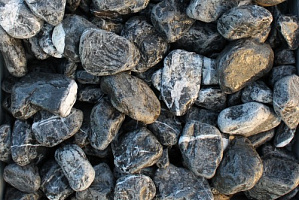 Kamenclub.ru: Щебень галтованный черный (мрамор) фр. 50-100 мм.  купить в Туле мрамор черный с белыми прожилками щебень ландшафтный мраморный 15000 руб/т   фото КАМЕНЬ КЛУБ