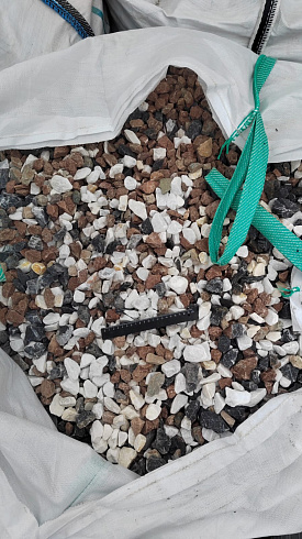 Kamenclub.ru: Мраморная крошка (щебень крошка микс : белый-черный-розовый) фр. 20-40 мм.  купить в Туле мрамор белый, черный, розовый декоративная ландшафтная крошка 12000 руб/т   фото КАМЕНЬ КЛУБ