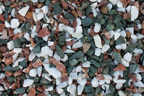 Kamenclub.ru: Мраморная крошка (щебень крошка микс: белый-зеленый-розовый) фр. 10-20 мм.  купить в Туле мрамор белый, зеленый, розовый декоративный ландшафтный колотый щебень 12000 руб/т   фото КАМЕНЬ КЛУБ