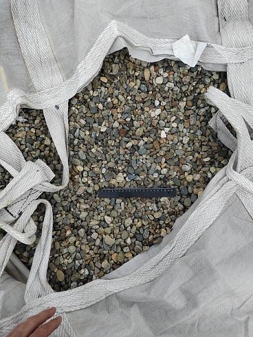 Kamenclub.ru: Галька речная окат (серая) фр.10-20 мм купить  в Туле галька речная серая, серый, темно-серый, светло-серый, коричневый ландшафтная декоративная речная окатанная округлая галька 5000 руб/т   фото КАМЕНЬ КЛУБ