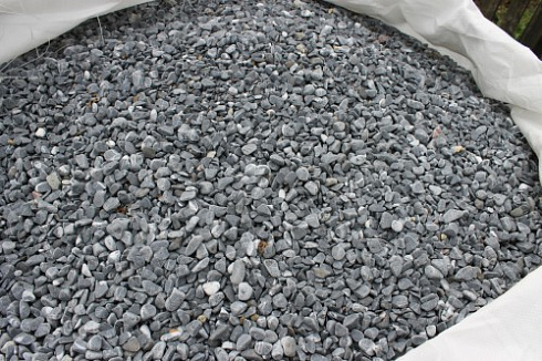 Kamenclub.ru: Щебень галтованный черный (мрамор) фр.10-20 мм.  купить в Туле мрамор черный с белыми прожилками, черный, белый окатанный округлый ландшафтный декоративный щебень 15000 руб/т   фото КАМЕНЬ КЛУБ