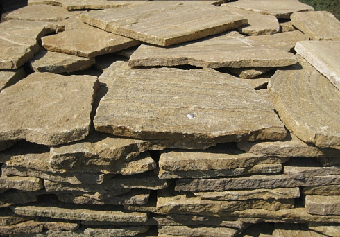 Kamenclub.ru: Песчаник пластушка желтый с рисунком (3 см)  купить в Туле песчаник желтый с рисунком, рыжий, желтый песчаник пластушка ландшафтная рваная 8 500 руб/м3   фото КАМЕНЬ КЛУБ