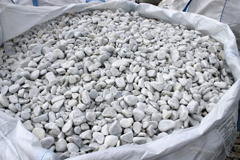 Kamenclub.ru: Мраморная крошка (щебень галтованный белый), фр.20-40 мм.  купить в Туле мрамор белый бежевый молочный мраморный щебень декоративный 17000 руб/т   фото КАМЕНЬ КЛУБ