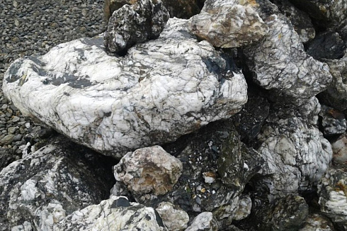 Kamenclub.ru: Черный гранит - кварцит фр. 100-500 мм.  купить в Туле мрамор гранит черный с белыми прожилками, серый, белый валун скальный колотый 7000 руб/т   фото КАМЕНЬ КЛУБ