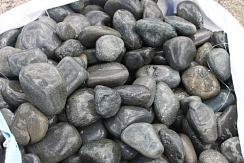 Kamenclub.ru: Темно-серый валунчик фр.100-300 мм.  купить в Туле крупный природный камень серый, темно-серый, светло-серый речная галька большого размера окатанная 4500 руб/т   фото КАМЕНЬ КЛУБ