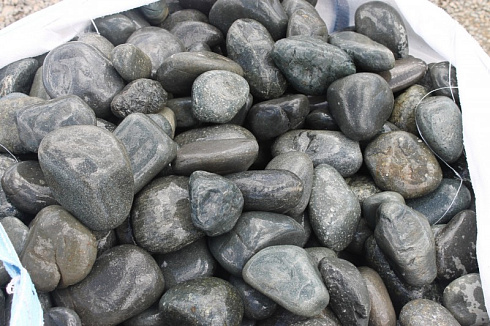 Kamenclub.ru: Темно-серый валунчик фр.100-300 мм.  купить в Туле крупный природный камень серый, темно-серый, светло-серый речная галька большого размера окатанная 4500 руб/т   фото КАМЕНЬ КЛУБ