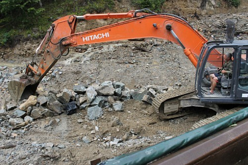 Kamenclub.ru: Гранит скальник (серо-зеленый) фр. 100-500 мм.  купить в Туле гранит зеленый, серый, салатовый крупный ландшафтный валун 6 000 руб/т   фото КАМЕНЬ КЛУБ