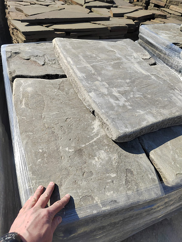 Kamenclub.ru: Песчаник пластушка галтованная светло-серая (3,0 см)  купить в Туле песчаник светло-серый, серый ландшафтный камень рваный колотый 21000 руб/м3   фото КАМЕНЬ КЛУБ