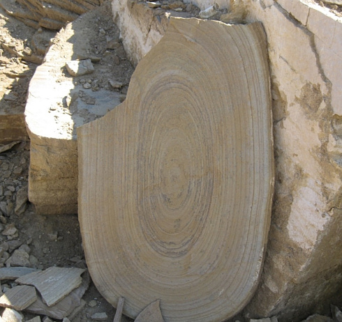 Kamenclub.ru: Форматный камень (плаха) пошаговая дорожка от 70-150 см (4 -12 см)  купить в Туле плитняк  форматный плаха желтый песчаник 9 000 руб/т   фото КАМЕНЬ КЛУБ