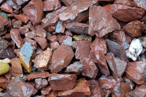 Kamenclub.ru: Щебень крошка красный (ЯШМА) фр. 20-40 мм.  купить в Туле яшма красный, бордовый декоративный ландшафтный щебень 9000 руб/т   фото КАМЕНЬ КЛУБ