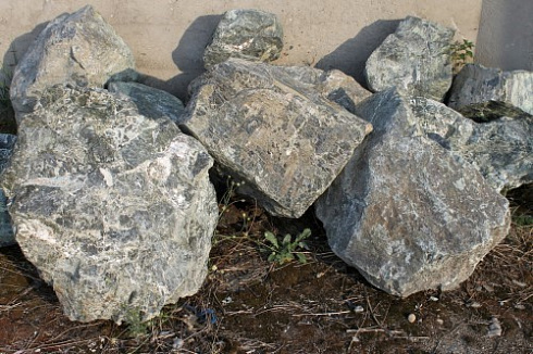 Kamenclub.ru: Змеевик скальник фр. 500-1500 мм.  купить в Туле змеевик зеленый серый черный глыба скальная колотая 7500 руб/т   фото КАМЕНЬ КЛУБ