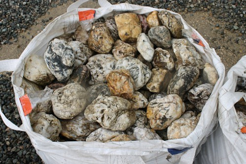 Kamenclub.ru: Кварцевый валунчик фр.100-300 мм.  купить в Туле кварц белый, бежевый молочный рыжий крупный природный камень галечник 7850 руб/т   фото КАМЕНЬ КЛУБ