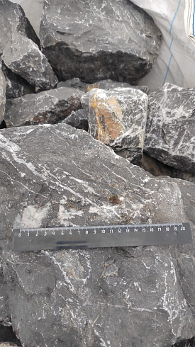 Kamenclub.ru: Черный мрамор скальник фр. 100-500 мм.  купить в Туле мрамор черный белый серый крупный колотый валун ландшафтный 8500 руб/т   фото КАМЕНЬ КЛУБ