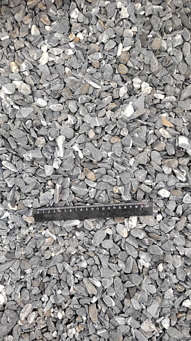 Kamenclub.ru: Щебень галтованный черный (мрамор) фр.10-20 мм.  купить в Туле мрамор черный с белыми прожилками, черный, белый окатанный округлый ландшафтный декоративный щебень 15000 руб/т   фото КАМЕНЬ КЛУБ