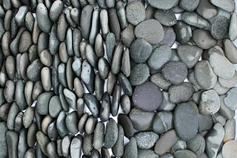 Kamenclub.ru: Галька речная плоская (темно-серая) фр. 70-150 мм. купить  в Туле галечник природный темно-серый серый синий речная плоская природная окатанная  9000 руб/т   фото КАМЕНЬ КЛУБ