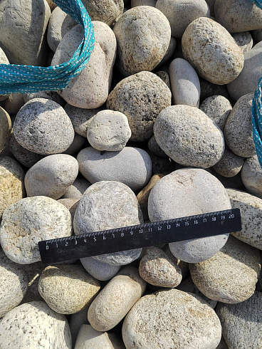 Kamenclub.ru: Галька речная окат (серо-белая) фр. 70-120 мм купить  в Туле галька галечник бело-серая, серо-белая, серая, белая речная природная галька  8000 руб/т   фото КАМЕНЬ КЛУБ