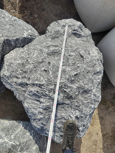 Kamenclub.ru: Черный мрамор скальник фр. 1000-1500 мм.  купить в Туле мрамор черный белый серый крупный колотый валун ландшафтный 9000 руб/т   фото КАМЕНЬ КЛУБ