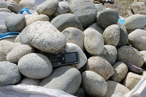 Kamenclub.ru: Речной валун (Ассорти) фр.100-300 мм.  купить в Туле галечник серый, темно-серый, светло-серый речная галька крупных размеров 4200 руб/т   фото КАМЕНЬ КЛУБ