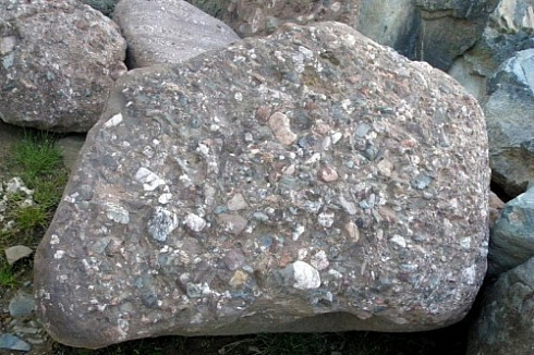 Kamenclub.ru: Конгломераты фр. 300-1000 мм.  купить в Туле кварц мрамор диабаз коричневый, серый зеленоватый речной валун крупный 6500 руб/т   фото КАМЕНЬ КЛУБ