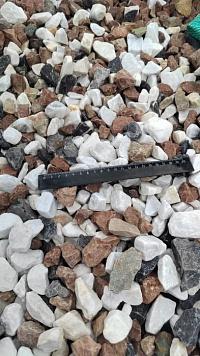 Kamenclub.ru: Мраморная крошка (щебень крошка микс : белый-черный-розовый) фр. 20-40 мм.  купить в Туле мрамор белый, черный, розовый декоративная ландшафтная крошка 12000 руб/т   фото КАМЕНЬ КЛУБ