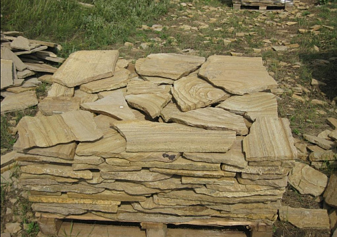 Kamenclub.ru: Песчаник пластушка желтый с разводом под дерево (2 см)  купить в Туле плитняк желтый с разводами, желтый, рыжий, серый песчаник пластушка рваная ландшафтная 11 000 руб/м3   фото КАМЕНЬ КЛУБ