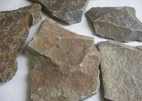 Kamenclub.ru: Песчаник пластушка "фонтанка" серо-зеленая (3,0-5,0 см)  купить в Туле песчаник серо-зеленая колотые плитки облицовочные пластушки 11400 руб/м3   фото КАМЕНЬ КЛУБ