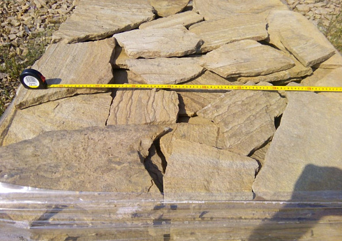 Kamenclub.ru: Песчаник пластушка желтый с разводом под дерево (2 см)  купить в Туле плитняк желтый с разводами, желтый, рыжий, серый песчаник пластушка рваная ландшафтная 11 000 руб/м3   фото КАМЕНЬ КЛУБ