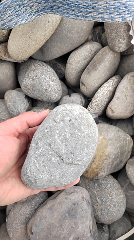 Kamenclub.ru: Галька речная окат (темно-серая) фр. 70-150 мм. купить  в Туле галька речная темно-серая, синяя, серая речная галька округлая  8000 руб/т   фото КАМЕНЬ КЛУБ