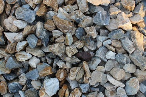 Kamenclub.ru: Мраморная крошка (щебень крошка медовый) фр. 20-40 мм.  купить в Туле мрамор бежевый рыжий желтый ландшафтная мраморная крошка 12000 руб/т   фото КАМЕНЬ КЛУБ