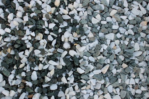 Kamenclub.ru: Мраморная крошка (щебень крошка микс: белый-зеленый) фр. 10-20 мм.  купить в Туле мрамор белый, зеленый каменная ландшафтная декоративная крошка щебня 9500 руб/т   фото КАМЕНЬ КЛУБ